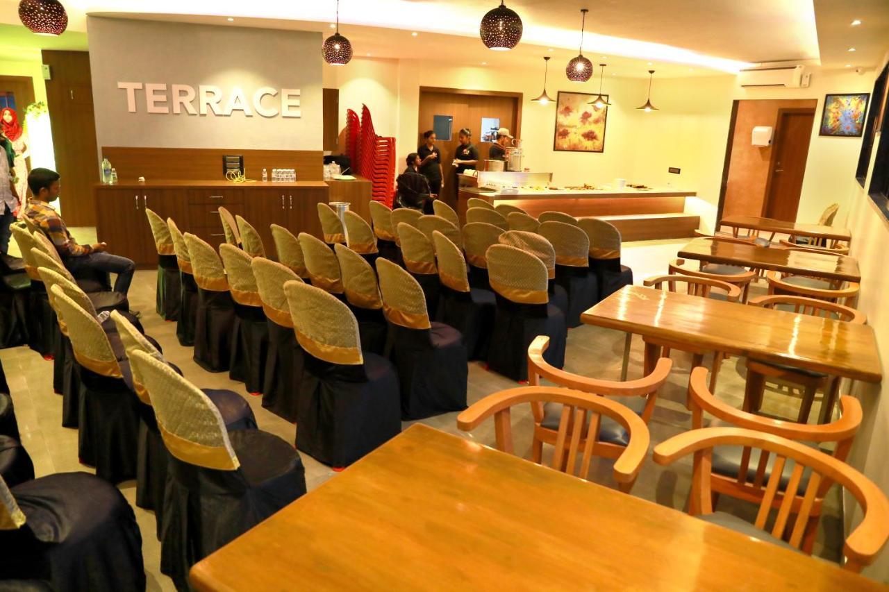 Aura One Hotel Kochi Exterior photo