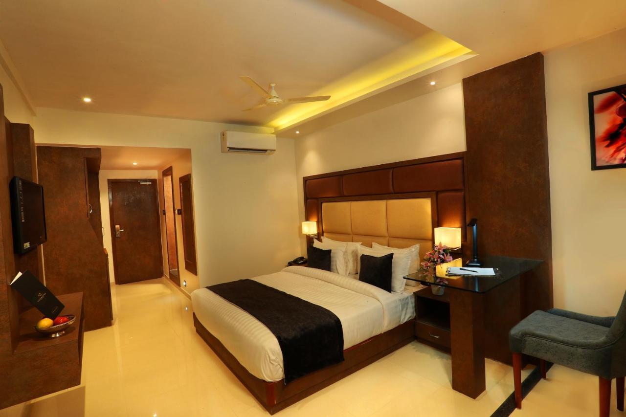 Aura One Hotel Kochi Exterior photo