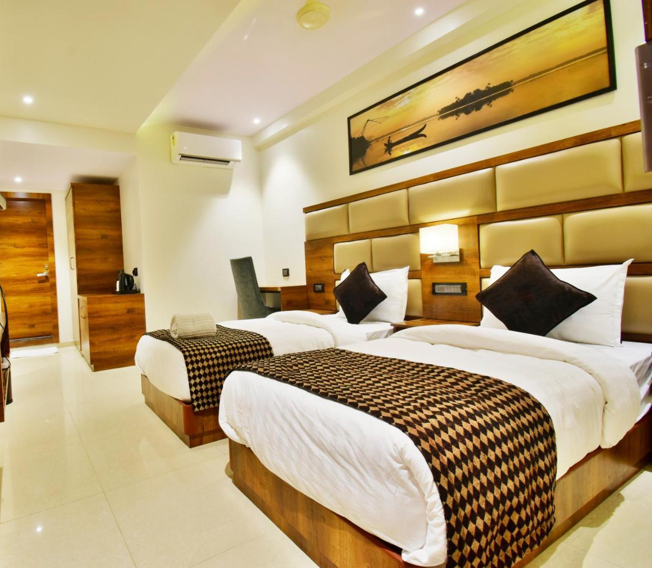 Aura One Hotel Kochi Exterior photo